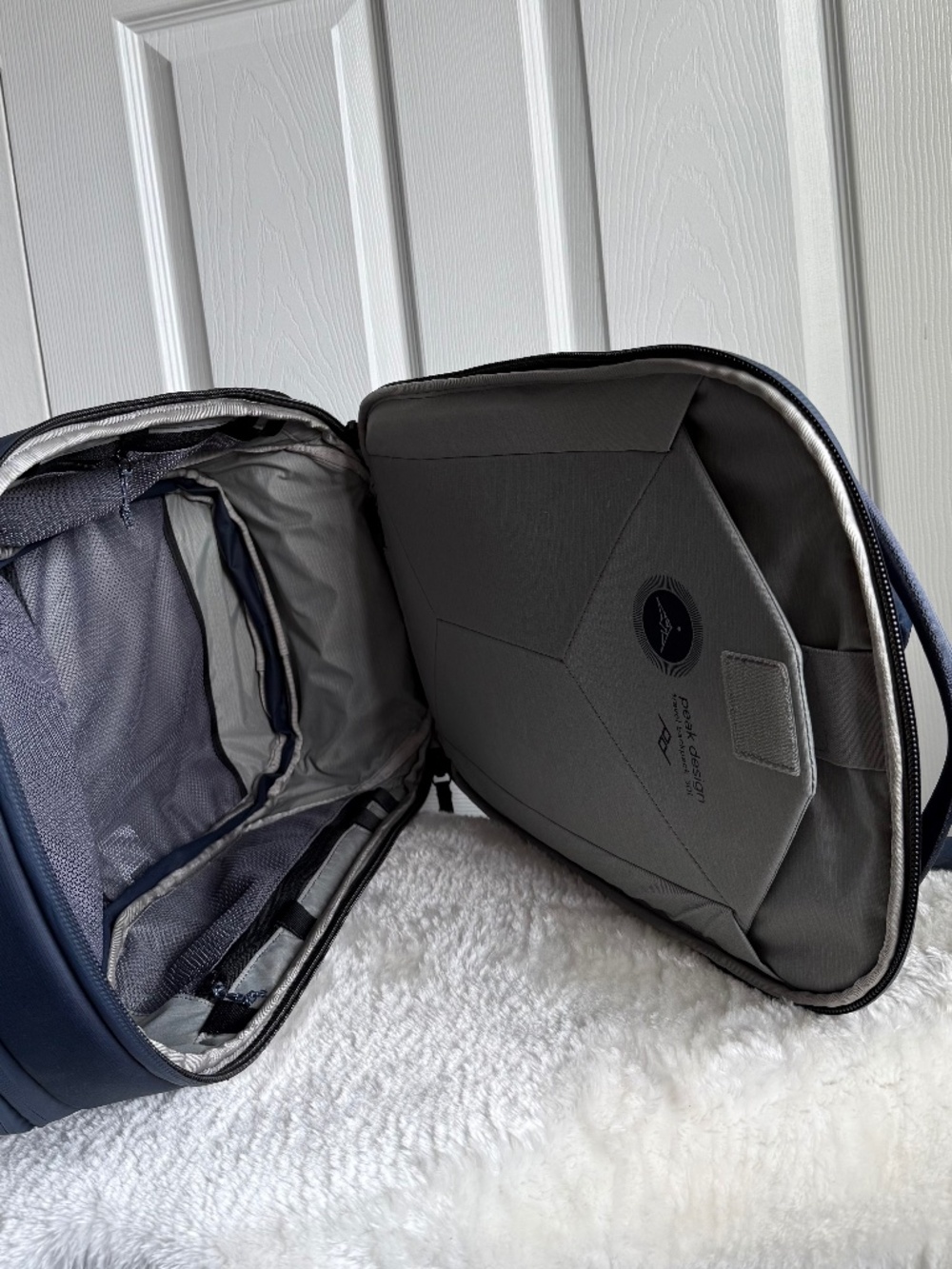 NWOT Peak Design 30L Travel Backpack - Midnight Blue - Picture 13 of 14
